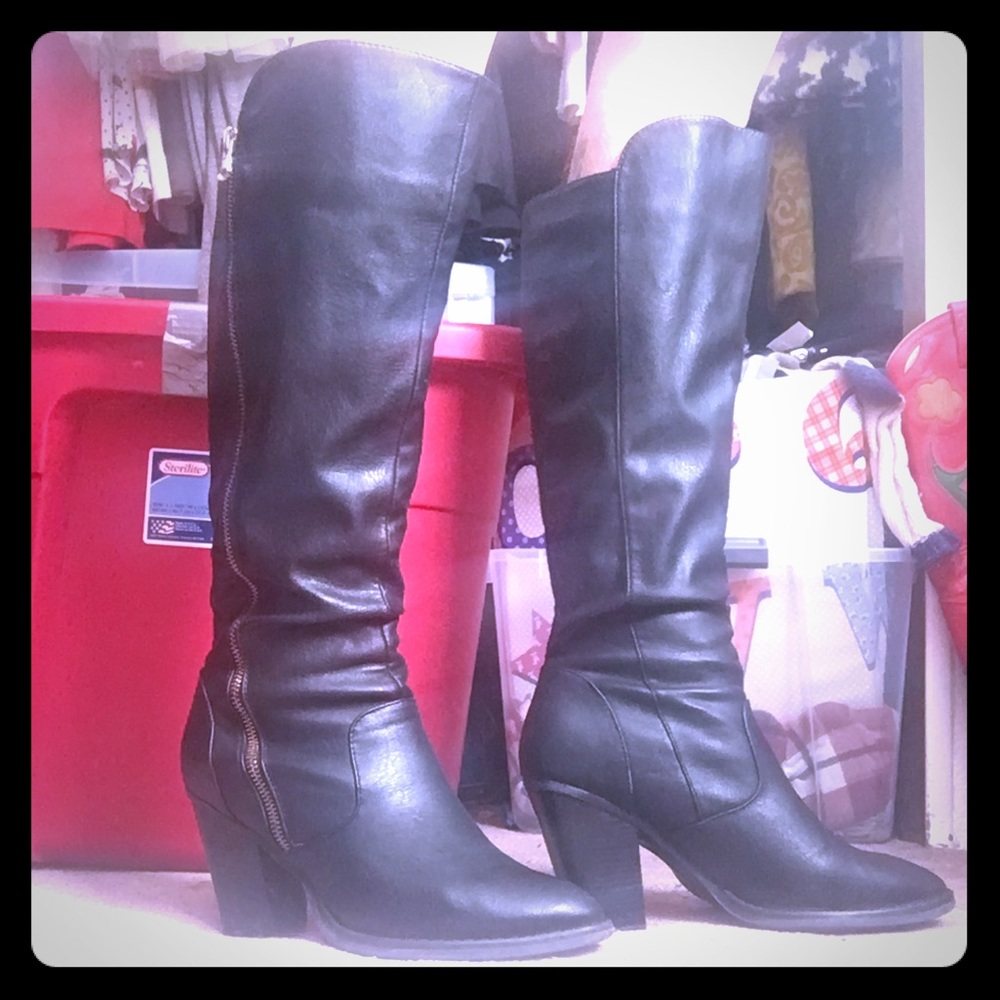 Boots! Knee high black heeled boots